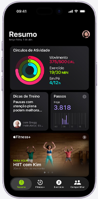 iPhone mostrando a tela da aba Resumo no app Apple Fitness+ mostrando os círculos de Atividade, Dicas de Treino, Contagem de Passos e treinos do Apple Fitness+ recomendados.