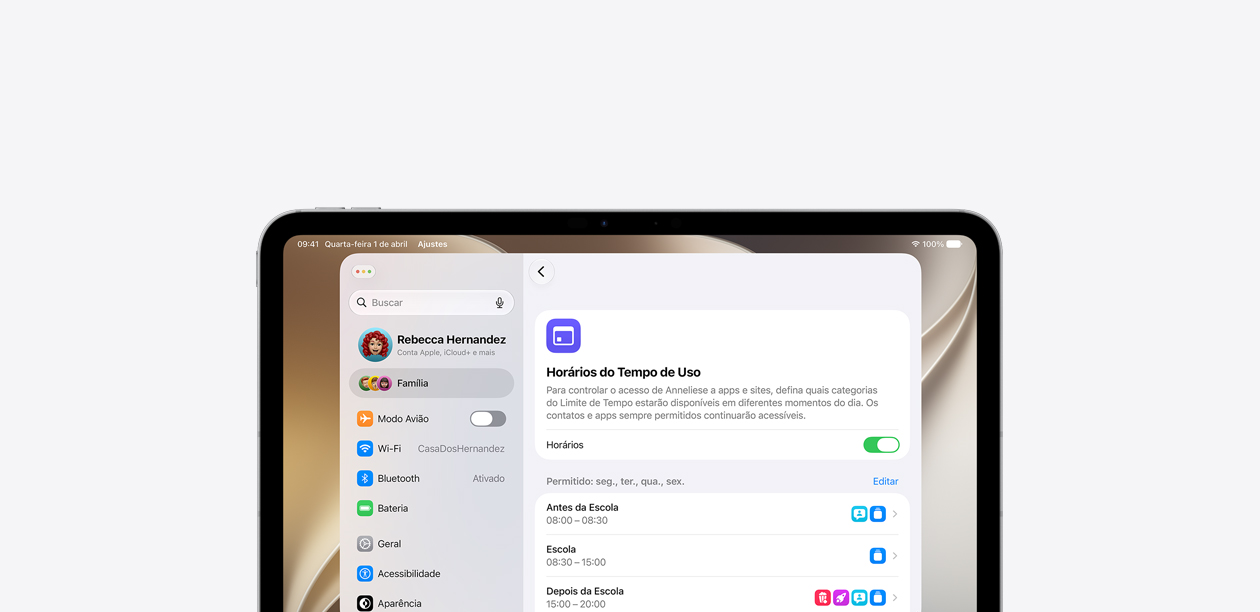 iPad exibindo o recurso Horários do Tempo de Uso com uma linha do tempo horizontal que mostra quais categorias de apps e sites podem ser acessados antes, durante e depois das aulas