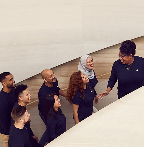 Des membres de l’équipe montent les escaliers d’un Apple Store.