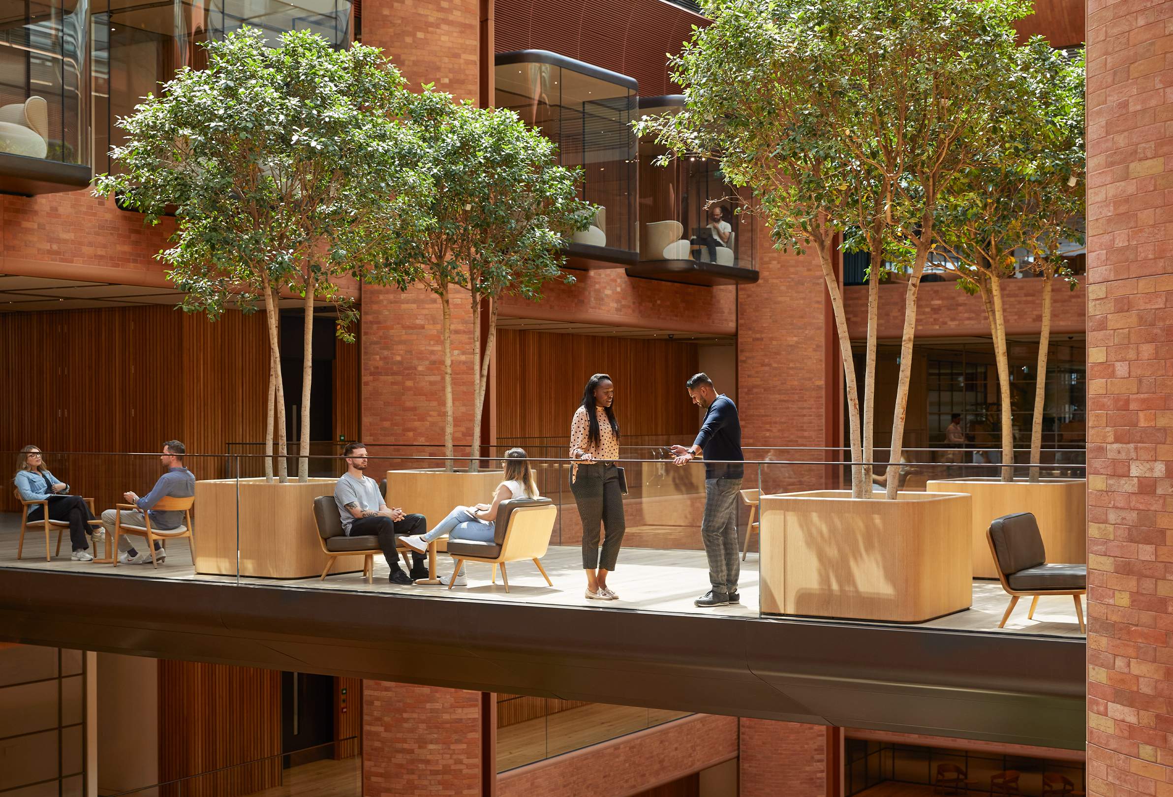 多位 Apple 團隊成員聚集在 Battersea 的中庭展開不同對話。