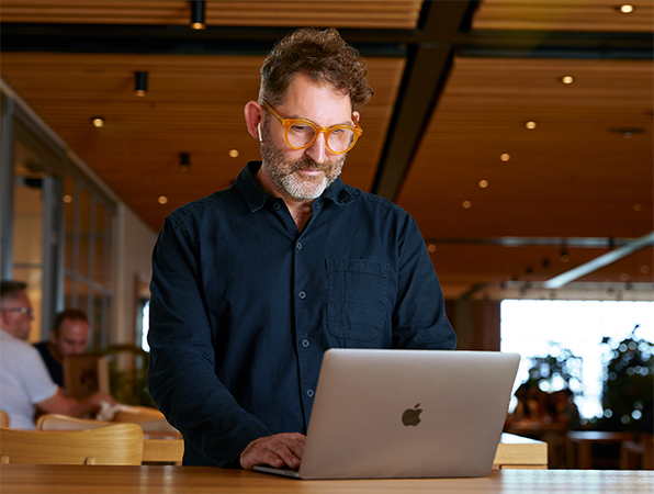 Una persona del team Corporate di Apple che usa un MacBook in un Caffè Macs.