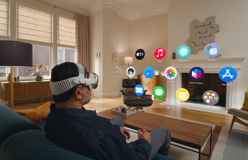 Eine Person mit Apple Vision Pro sitzt auf einer Couch im Wohnzimmer und öffnet die Home Ansicht