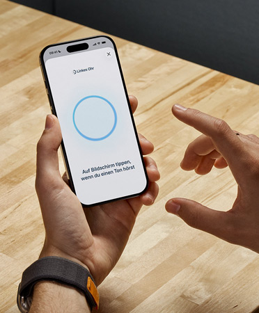 Eine Person macht einen Hörtest auf ihrem iPhone