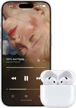 iPhone laadimiskarbis AirPodside kõrval, karp on avatud