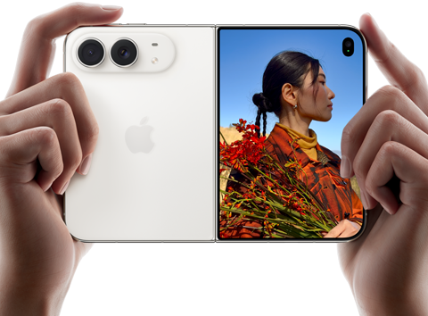 iPhone Duo, tähesära värvitoonis, hoitakse kahe käega horisontaalasendis, lahtivolditult, vasak paneel näitab 48MP Dual Fusion tagakaameraid, parem paneel näitab inimest, kellest tehakse fotot välisel ekraanil, foto subjekt näeb oma nägu, kui temast tehakse pilti Duo eelvaate abil
