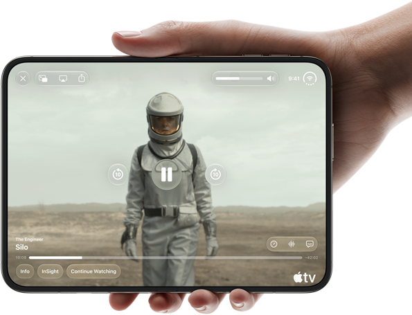 iPhone Duo, mida hoitakse ühe käega, avatud horisontaalses asendis, täielikult lahti volditud, sisemine ekraan näitab Apple TV sarja „Silo“