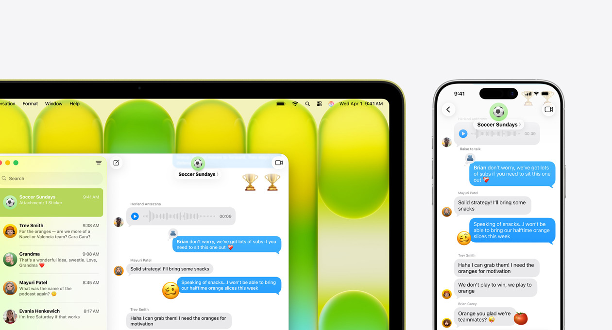 MacBook Neo, Farbe Zitrus, ein Gruppenchat in der Nachrichten App mit dem Titel „Soccer Sundays“ und anderen aktuellen Nachrichten, das iPhone daneben zeigt denselben Gruppenchat