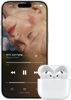 iPhone δίπλα σε AirPods σε θήκη φόρτισης, η θήκη είναι ανοιχτή