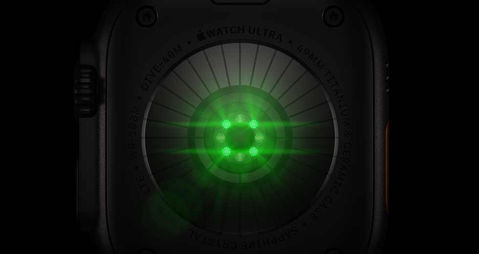 Πίσω όψη του Apple Watch Ultra 4, κάσα από τιτάνιο, μαύρο χρώμα, πολλοί στρογγυλοί αισθητήρες με πράσινα λαμπερά LED