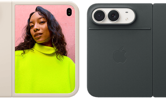 iPhone Duo, σε Λευκό του Άστρου, σε Θήκη Sand Silicone, οριζόντιος προσανατολισμός, πλήρως ανοιχτό οριζόντια, κάμερες Dual Fusion επάνω αριστερά, η θήκη καλύπτει την εξωτερική πίσω όψη και την εξωτερική άκρη της μπροστινής οθόνης, η δεξιά πλευρά δείχνει ένα πορτρέτο ενός ατόμου στην εξωτερική οθόνη. iPhone Duo, σε Λευκό του Άστρου, πλήρως ανοιχτό οριζόντια, με Navy Blue Folio με βάση, πλήρως ανοιχτό οριζόντια, πίσω εξωτερική όψη με τις πίσω κάμερες Dual Fusion 48 MP, δύο φακοί