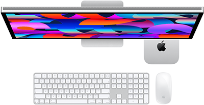 Mac mini τοποθετημένο κάτω από την οθόνη Studio Display, Magic Keyboard με αριθμητικό πληκτρολόγιο, Magic Mouse