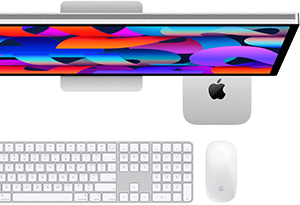 Mac mini smješten ispod Studio Displaya, Magic Keyboard s numeričkom tipkovnicom, Magic Mouse