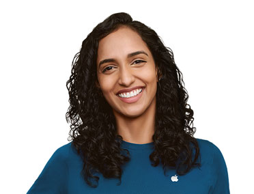 Smiling Apple Specialist with an approachable demeanor