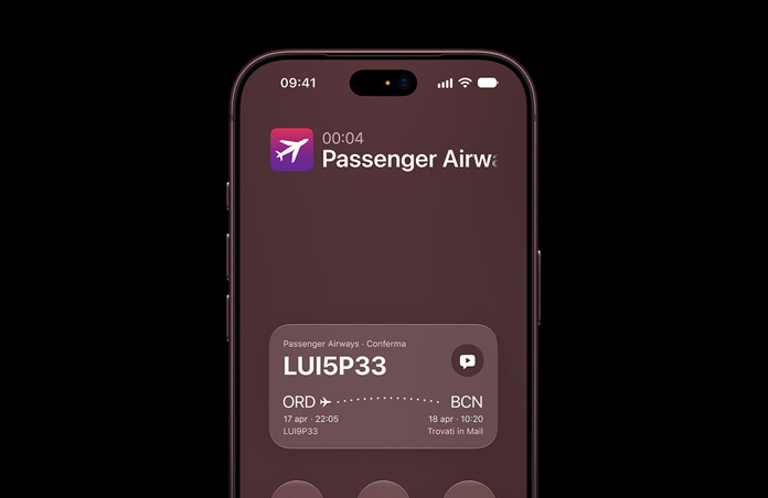 iPhone 17e che mostra la funzione Contesto chiamata con Apple Intelligence. Display che mostra i dettagli di conferma di una prenotazione aerea durante una telefonata