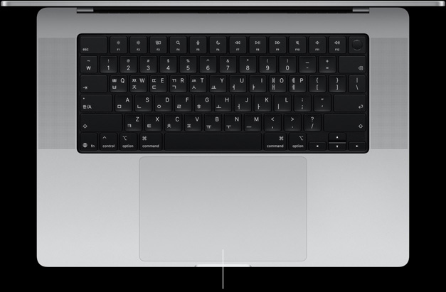 키보드와 그 아래의 Force Touch 트랙패드가 보이도록 MacBook Pro 16을 열어놓고 위에서 내려다본 모습