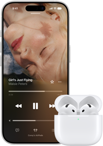 „iPhone“ šalia „AirPods“ įkrovimo dėkle, dėklas atidarytas