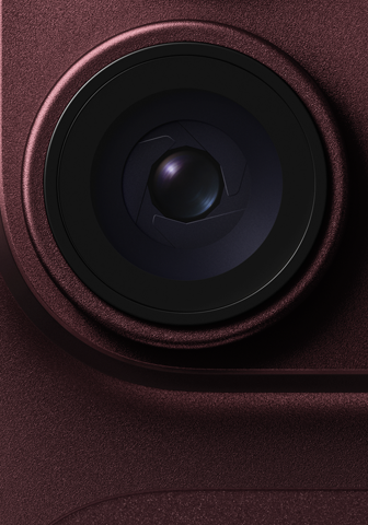 iPhone 18 Pro Burgundijas sarkanā krāsā ar galvenās kameras objektīvu un maināmu diafragmas atvērumu