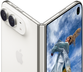 iPhone&nbsp;Duo, daļēji atvērts kā grāmata ar eņģes mehānismu centrā, aizmugurējā iekšējā paneļā kreisajā pusē ir Apple logotips un divu kameru sistēma, ārpuse, labajā pusē ir blondas personas portrets