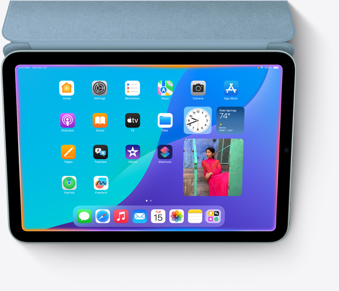 جهاز iPad mini يظهر تصميم Siri الجديد كلياً وهو يتوهج بضوء براق يلتف حول حافة الشاشة.