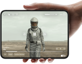 جهاز iPhone Duo، تحمله يد واحدة، مفتوح في الوضع الأفقي، مفتوح بالكامل، الشاشة الداخلية تعرض مسلسل 