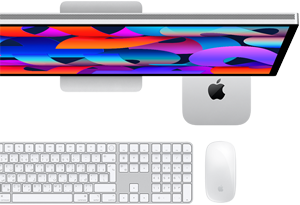 جهاز Mac mini موضوع تحت شاشة Studio Display، لوحة مفاتيح ماجيك مع لوحة مفاتيح رقمية، وماجيك ماوس