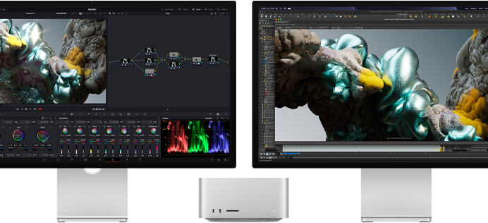 شاشة Studio Display وشاشة Studio Display XDR، كل واحدة منهما موضوعة على أحد جانبي جهاز Mac Studio، تعرضان مساحة عمل فنية، برنامج وأدوات لتصميم نماذج ثلاثية الأبعاد