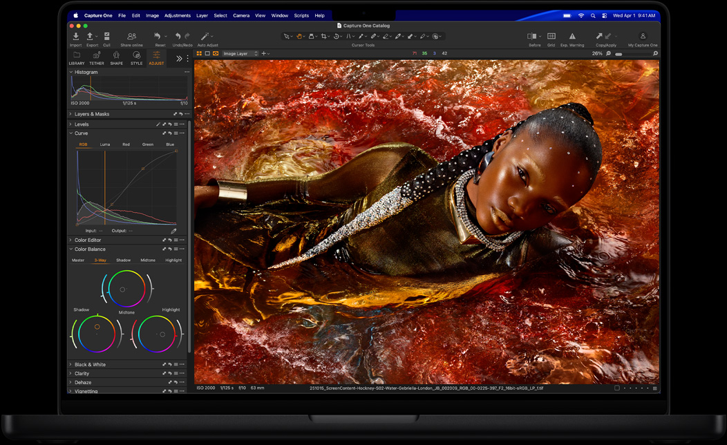 Ekran MacBooka Pro przedstawiający zdjęcie osoby edytowane w aplikacji Capture One
