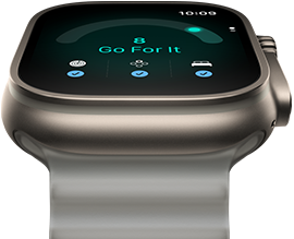 Apple Watch Ultra 4, carcasă din titan, culoare Natural, scor de pregătire de 8, partea exterioară dreaptă, Digital Crown, buton lateral reliefat, curea Oceanică, culoare Gri translucid
