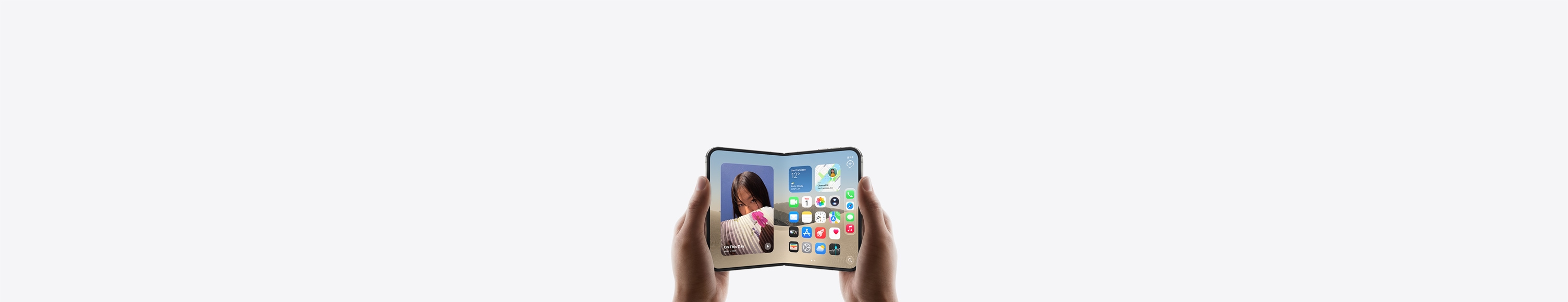 iPhone&nbsp;Duo, ținut de două mâini în dispunere orizontală, deschis, ecranul interior afișează Ecranul&nbsp;principal