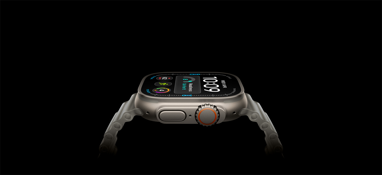 Apple&nbsp;Watch&nbsp;Ultra&nbsp;4, carcasă din titan, culoare Natural, partea exterioară dreaptă, Digital&nbsp;Crown, buton lateral reliefat, cadran digital, curea Ocean de culoare Gri&nbsp;translucid