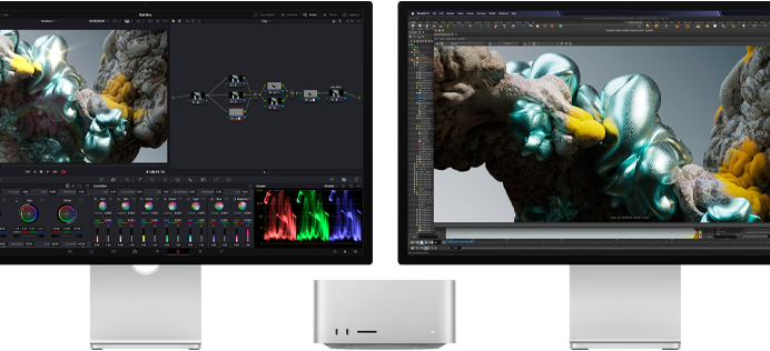 Monitorul Studio Display și monitorul Studio Display XDR, unul de fiecare parte a Mac Studio, afișând spațiul de lucru al unui artist, software și instrumente pentru modele 3D