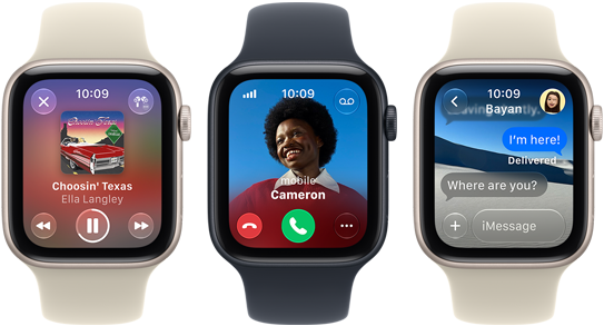 Tri&nbsp;zariadenia Apple&nbsp;Watch SE&nbsp;3 vedľa seba, na&nbsp;jedných hodinkách sa&nbsp;zobrazuje apka Apple&nbsp;Music, na&nbsp;druhých prichádzajúci hovor a&nbsp;na&nbsp;tretích správy v&nbsp;apke Správy