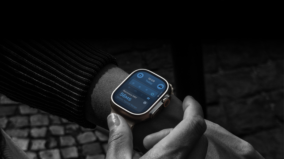 Osoba s hodinkami Apple Watch Ultra 4 na zápästí, hodnoty denných vitálnych funkcií vykazujú miernu odchýlku