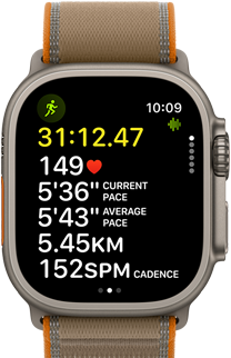 Apple Watch Ultra 4, kryt z titánu v prírodnej farbe, pokročilé ukazovatele tréningu Beh vonku, pohľad zvonku na pravú stranu, korunka Digital Crown, vystúpené bočné tlačidlo, trailová slučka vo farbe piesková béžová