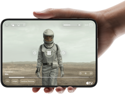 iPhone Duo v jednej ruke, otvorený na šírku, úplne rozložený, na vnútornom displeji sa zobrazuje seriál Apple TV s názvom Silo