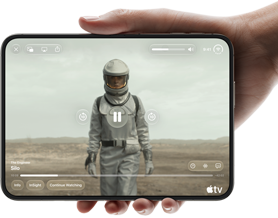 iPhone Duo v jednej ruke, otvorený na šírku, úplne rozložený, na vnútornom displeji sa zobrazuje seriál Apple TV s názvom Silo