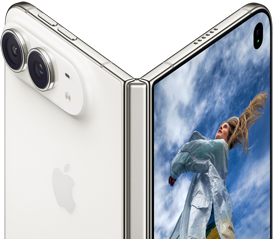iPhone Duo, čiastočne otvorený ako kniha s pántom v strede, vonkajší zadný panel vľavo s logom Apple a sústavou dvoch kamier, vonkajší displej vpravo zobrazuje portrét osoby s blond vlasmi