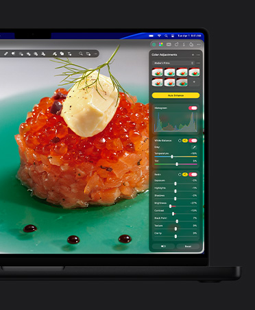 หน้าจอ MacBook Pro รุ่น 16 นิ้ว, ภาพระยะใกล้ของไข่ปลาแซลมอนบนจาน, เครื่องมือ Color Adjustments