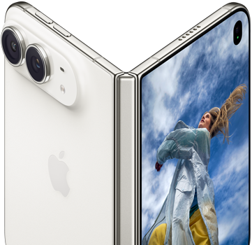 iPhone Duo, частково розкладений, як книга, з шарнірним механізмом посередині, на зовнішній задній панелі зліва розміщено логотип Apple та подвійну камеру, а на зовнішньому дисплеї праворуч — портретну фотографію людини зі світлим волоссям
