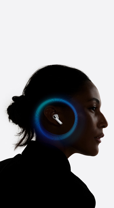AirPods Pro 3 takan bir kişi ve kulağının etrafında ses dalgaları görülüyor