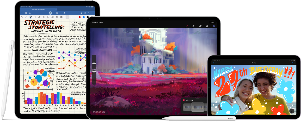 Obrázek Apple Pencilu Pro a Apple Pencilu (USB‑C) vedle několika iPadů, na kterých jsou zobrazené ručně psané poznámky a barevné ilustrace vytvořené pomocí Apple Pencilu.