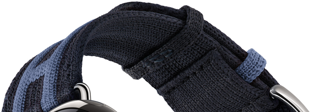 Dettaglio del cinturino Rocabar Club per Apple Watch Hermès Series 12, color Bleu Nuit/Bleu Brighton, tessuto a maglia blu scuro con motivo a strisce che formano la classica H di Hermès in rilievo blu chiaro