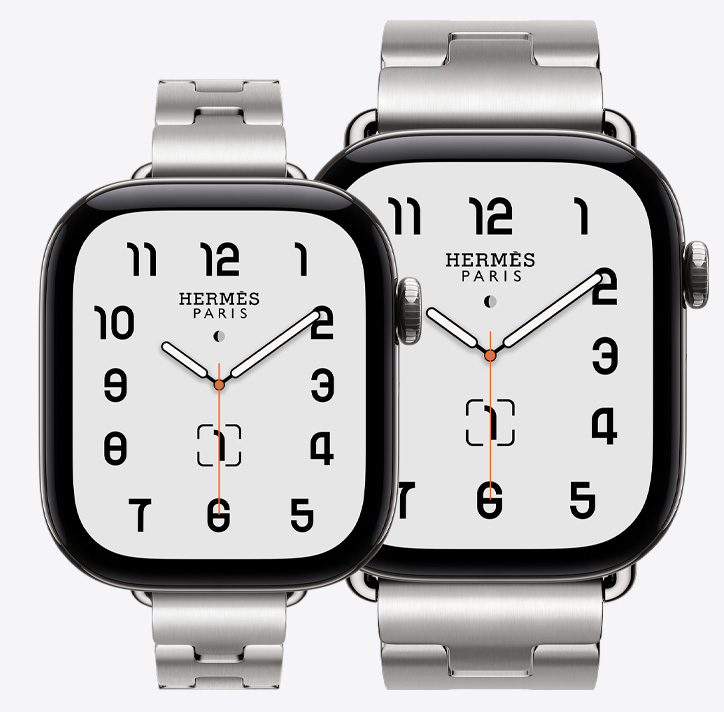 Due Apple Watch Hermès Series 12, quadranti analogici Classic (lancette dell’ora, dei minuti e dei secondi, complicazioni: fase lunare, data), uno con cassa in titanio color argento da 42 mm e cinturino Grand H Fin color Satiné e l’altro orologio con cassa in titanio color argento da 46 mm e cinturino Grand H color Satiné