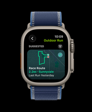 Apple Watch Ultra 3, natural colour, titanium case, Race Route, Outdoor Run workout, strap, Trail Loop, blue/bright blue colour