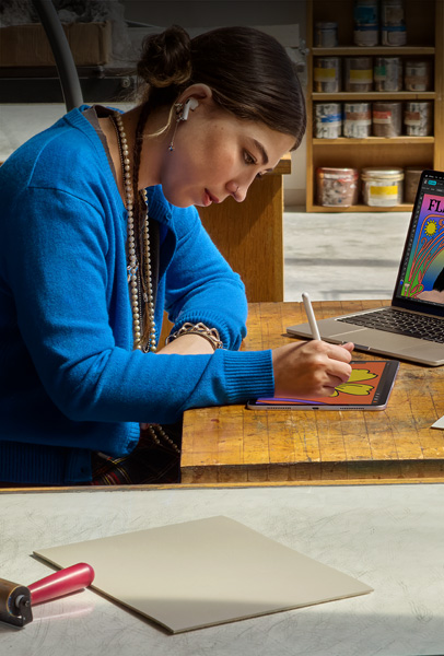 Studente a una scrivania che disegna su un iPad con Apple Pencil