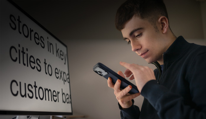 Studente che guarda il suo iPhone tenendolo vicino al viso