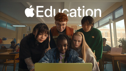 Cinque studenti collaborano su un MacBook Neo giallo agrume, impegnati in un’esperienza di apprendimento dinamica in classe