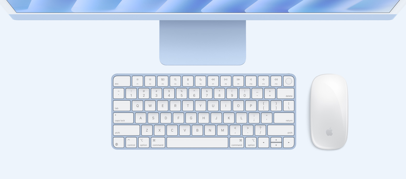 Mėlynos spalvos „iMac“ vaizdas iš viršaus su spalvą atitinkančia pele ir klaviatūra