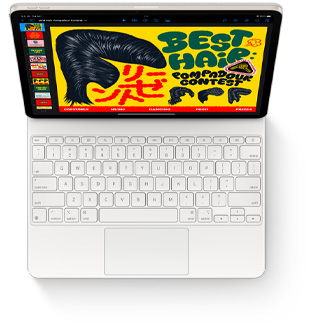 Pohled shora na iPad Air připnutý k bílému Magic Keyboard.