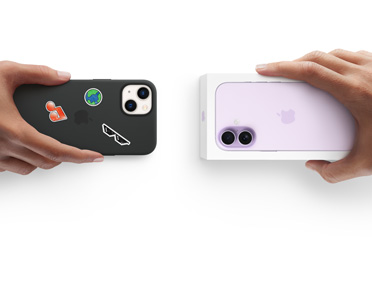 Dos manos intercambian un iPhone 13 con una funda de silicona y pegatinas en la parte trasera por un nuevo iPhone 17 en su caja.
